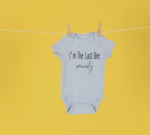 Обява за бременността, за баби и дядовци, Размер 0-3 месеца: Аз съм Последна Сериозно обява за раждане за семейни сесии Сив