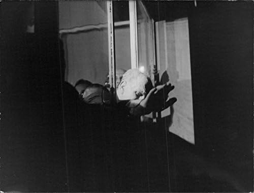 Реколта снимка на Георгиос Папандреу, пляскаше с ръка от прозореца си.