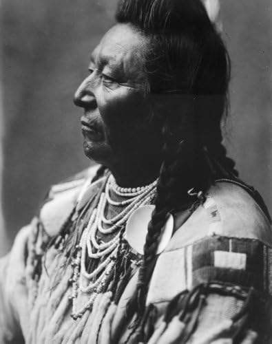 снимка от 1908 г. Много преврати, индианец-гарван, портрет на главата и раменете, пронизващ до левия край на e3