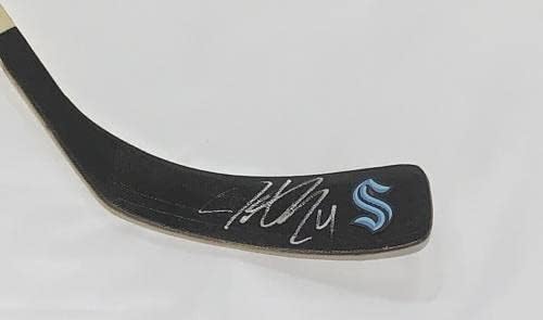 Стика за хокей с автограф на Джъстин Шулце Сиатъл Кракен - Стик за хокей в НХЛ с автограф