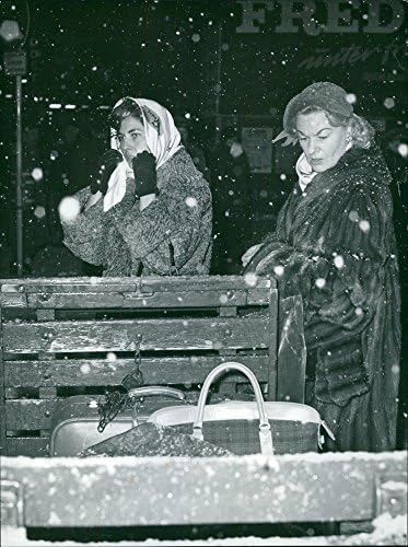 Реколта снимка на принцеса Сорайи, стоящи на една жена в сняг.