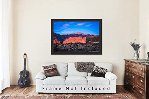 Западна снимка Принт (без рамка) Изображение на Пайкс-Връх с гледка към Градината на Боговете зимна сутрин в Колорадо Спрингс, Скалистите планини, Стенно изкуство, ?